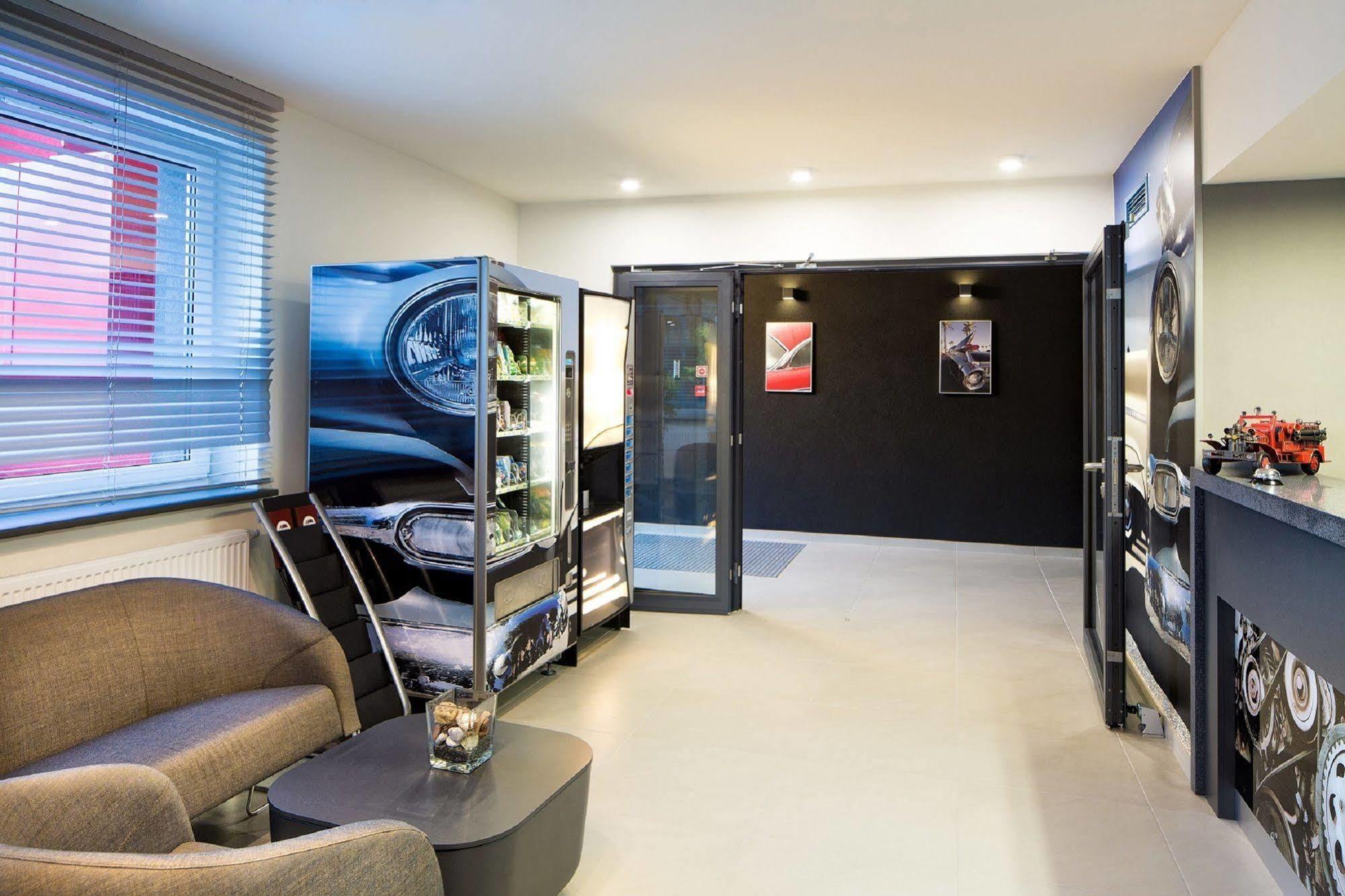 Automobil Hotel Краков Экстерьер фото
